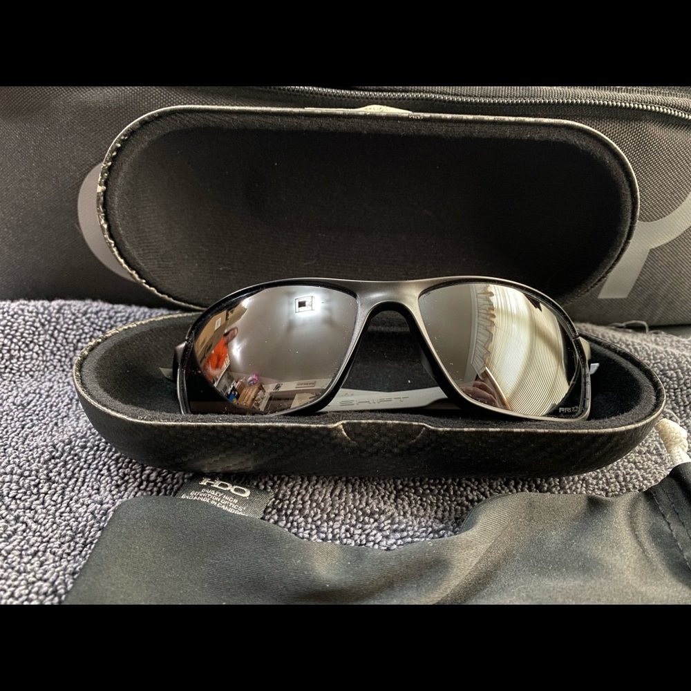 Oakleys Men’s Sunglasses 
Carbon Shift - Polarized